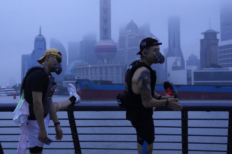 2022年6月1日、上海解封當天清晨，民眾在東方明珠廣播電視塔附近運動。（美聯社）