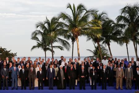 Venezuela's President Nicolas Maduro (centre R), Iranian President Hassan Rouhani (centre L) and other presidents, leaders and head of delegations pose for a family photo during the 17th Non-Aligned Summit in Porlamar, Venezuela September 17, 2016. REUTERS/Marco Bello