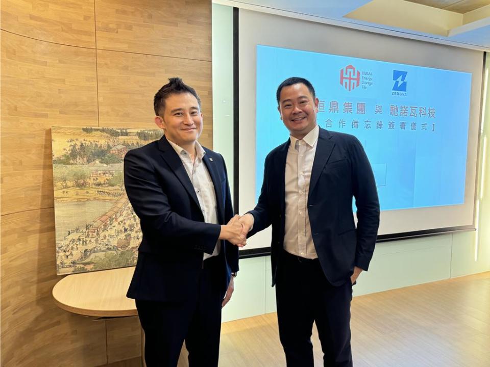 桓鼎集團總經理莊宏偉（右）與馳諾瓦科技董事長林飛宏（左）在28日簽訂MOU深化儲能合作。 圖／楊日興