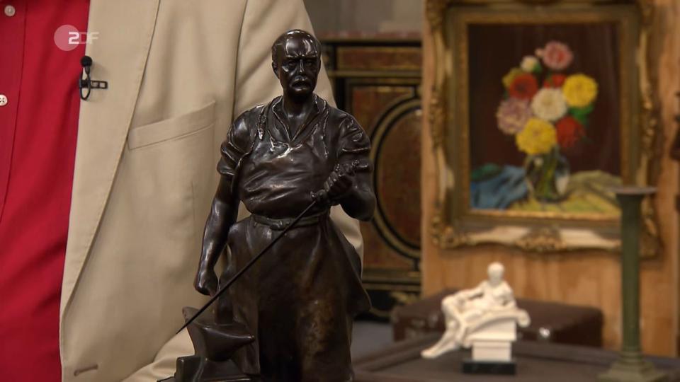 Ebenfalls im Trödel-Angebot: Die Figur von Bismarck als Schmied in Bronze aus der Zeit um 1900 hatte einen Wert von 400 bis 500 Euro. (Bild: ZDF)