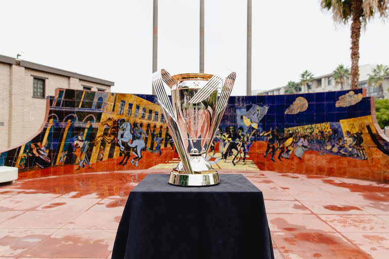 El trofeo de la MLS Cup que se le entrega al campeón de la MLS