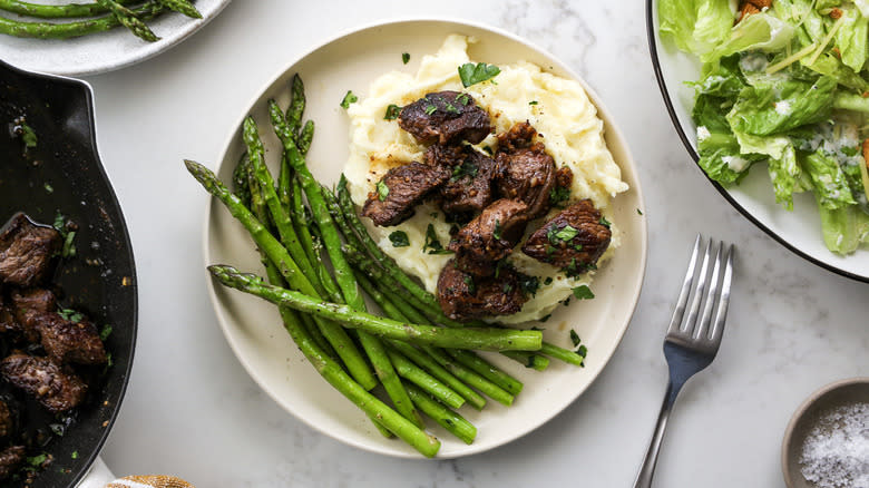 steak with potatoes and asparagus