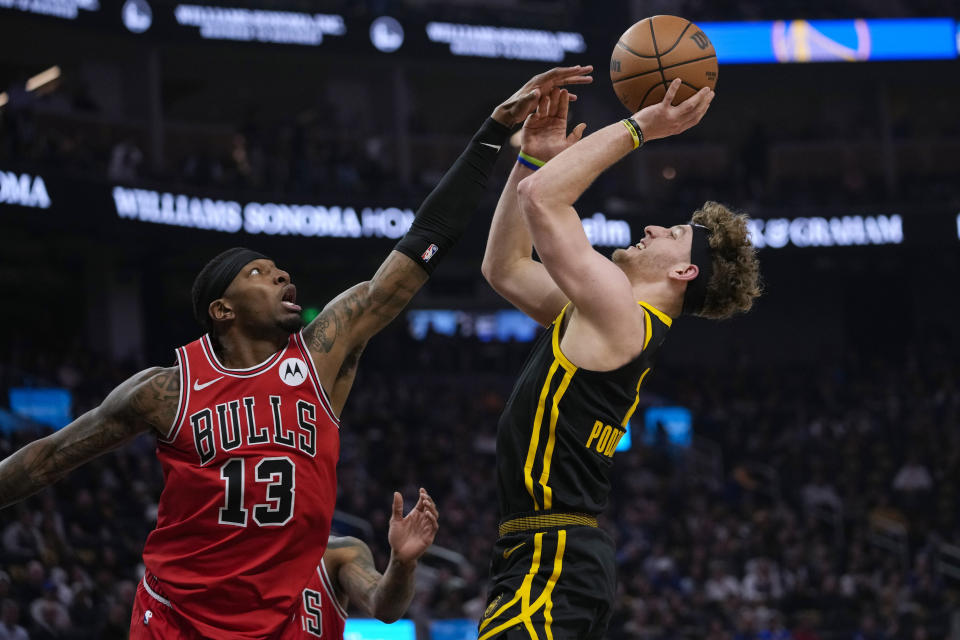 Golden State Warriors guard Brandin Podziemski shoots over Chicago Bulls forward Torrey Craig during the first half of an NBA basketball game Thursday, March 7, 2024, in San Francisco. (AP Photo/Godofredo A. Vásquez)