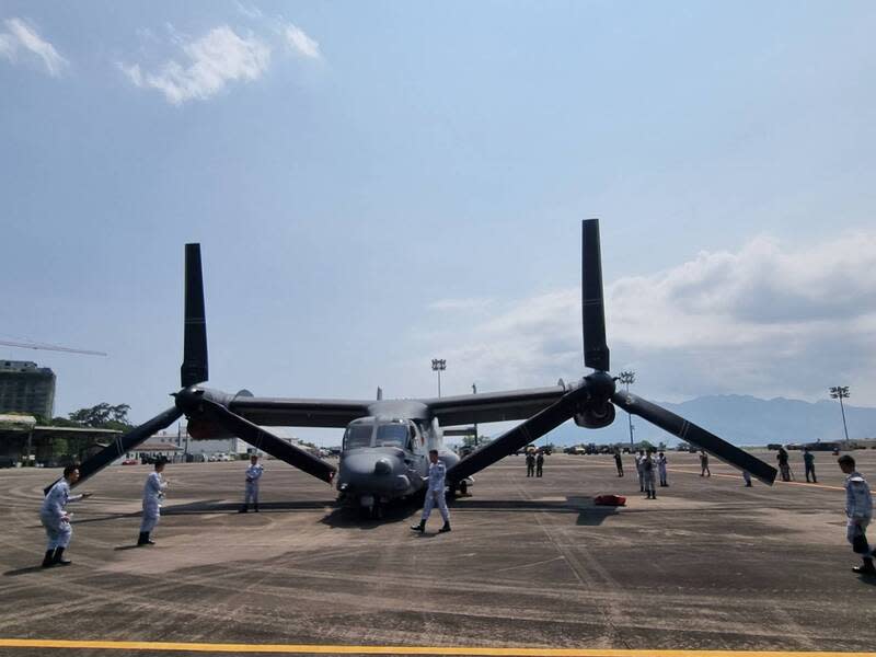 魚鷹運輸機參與環太平洋軍演 美軍V-22魚鷹運輸機（V-22 Osprey）結合直升機和輕 型運輸機特性，能以直升機模式起降及傳統構型飛機 模式飛行。2023年4月3日攝於蘇比克灣。 中央社特約記者Edward Bungubung攝 113年6月28日 