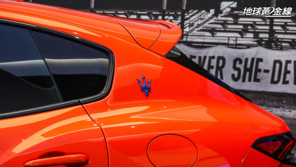 C柱的三叉戟廠徽以藍色處理，與魔力橙車色共同組成Levante Modena S F Tributo Edition的對比組合。(攝影/ 陳奕宏)