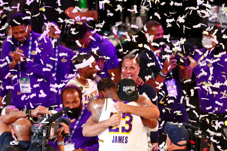 Los Lakers homenajean a su leyenda