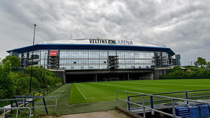 Hujan mengguyur stadion Veltins Arena markas FC Schalke 04 di Gelsenkirchen, Jerman, Rabu, (29/4/2020). Meski ada larangan pertemuan besar hingga Agustus untuk melawan pandemi Covid-19, para pejabat sepakbola berharap untuk memulai kembali liga tanpa penonton di bulan Mei. (AP/Martin Meissner)