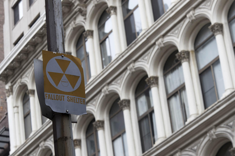 Una señal sobre la ubicación de un refugio nuclear, para protegerse dela caída de cenizas radioactivas en Nueva York. Expertos consideran que los pocos refugios que quedan son inadecuados e insuficientes. (AP Photo/Mary Altaffer)