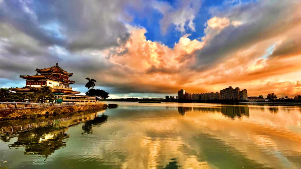 澄清湖聞名第八景得月樓的「蓬島湧金」，深受攝影家及情侶停留欣賞拍照。(得月樓業者提供)