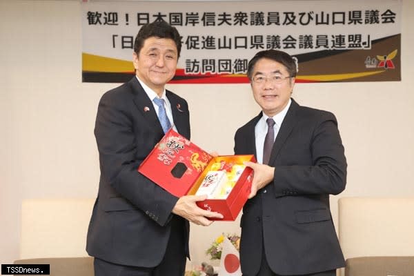 日本防衛大臣岸信夫去年曾率領故鄉山口縣多位議員來訪臺南市，與黃偉哲市長相談甚歡，雙方結下深厚友誼。（記者李嘉祥攝）