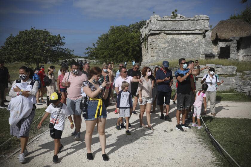 Turistas en las zona arqueológica maya de Tulum en 2021. (FOTO: Archivo AP/Emilio Espejel).