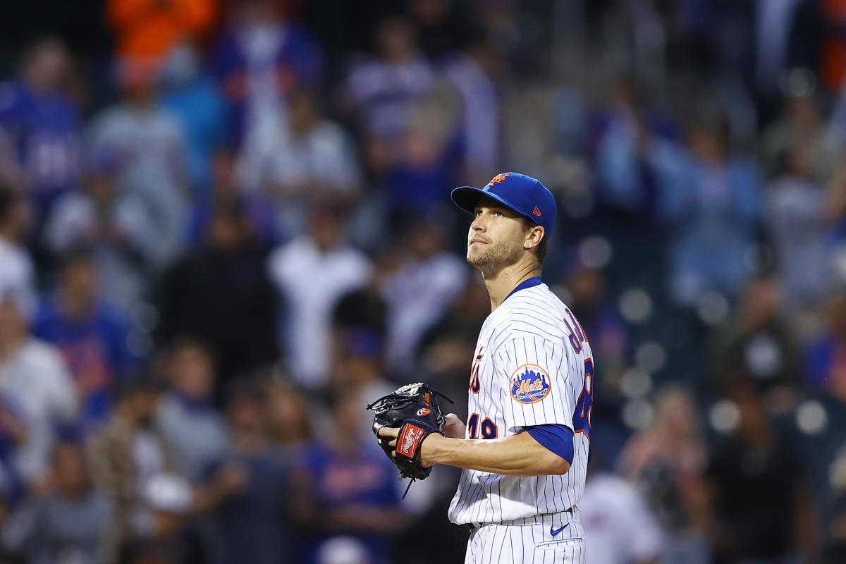 Mets put Jacob deGrom on injured list with right side tightness