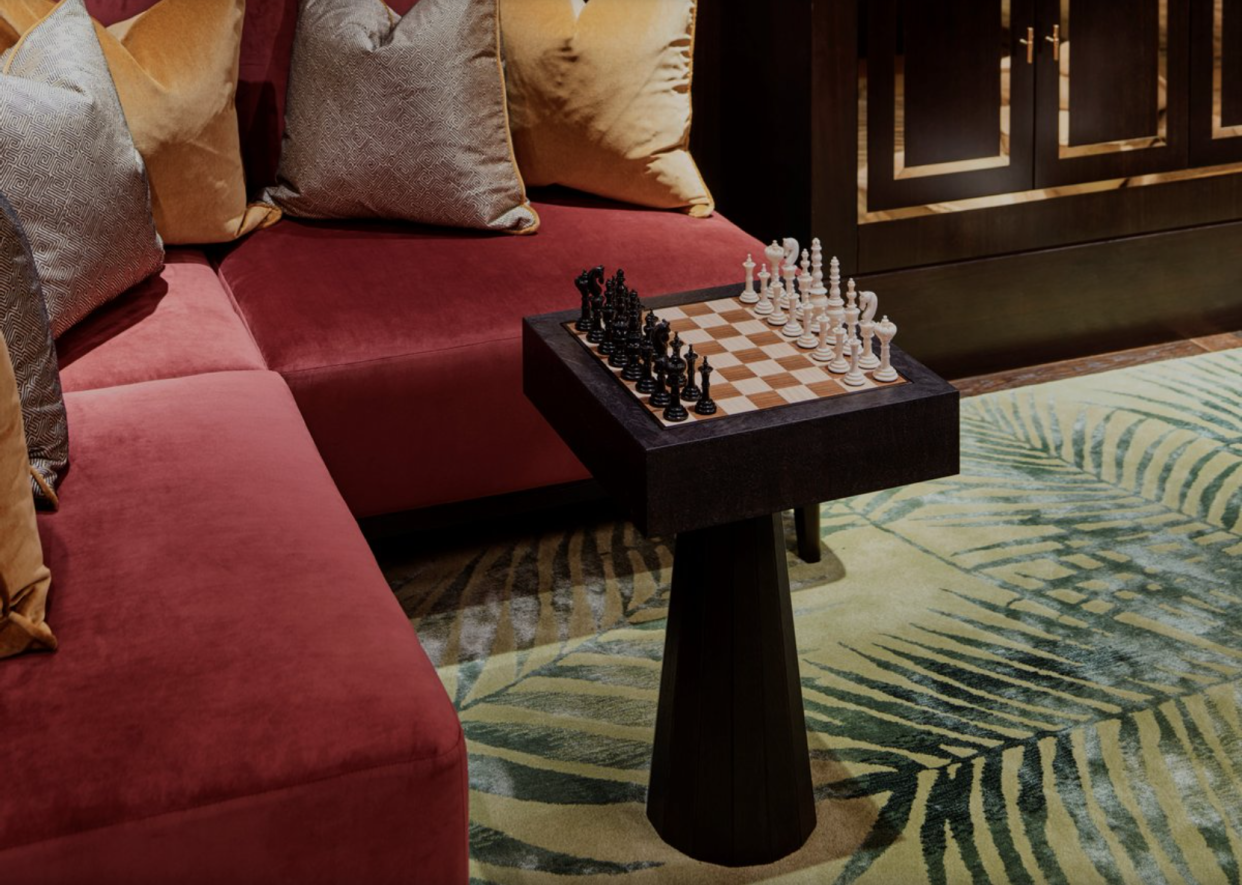 <p>Get ahead of the game with a vintage chess set/coffee table</p> (Elicyon)