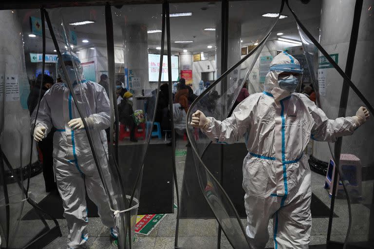 Esta foto de archivo tomada el 25 de enero de 2020 muestra a miembros del personal médico, con ropa protectora en el Hospital de la Cruz Roja de Wuhan, en Wuhan, mientras la ciudad luchaba contra el brote del otrora misterioso virus. 