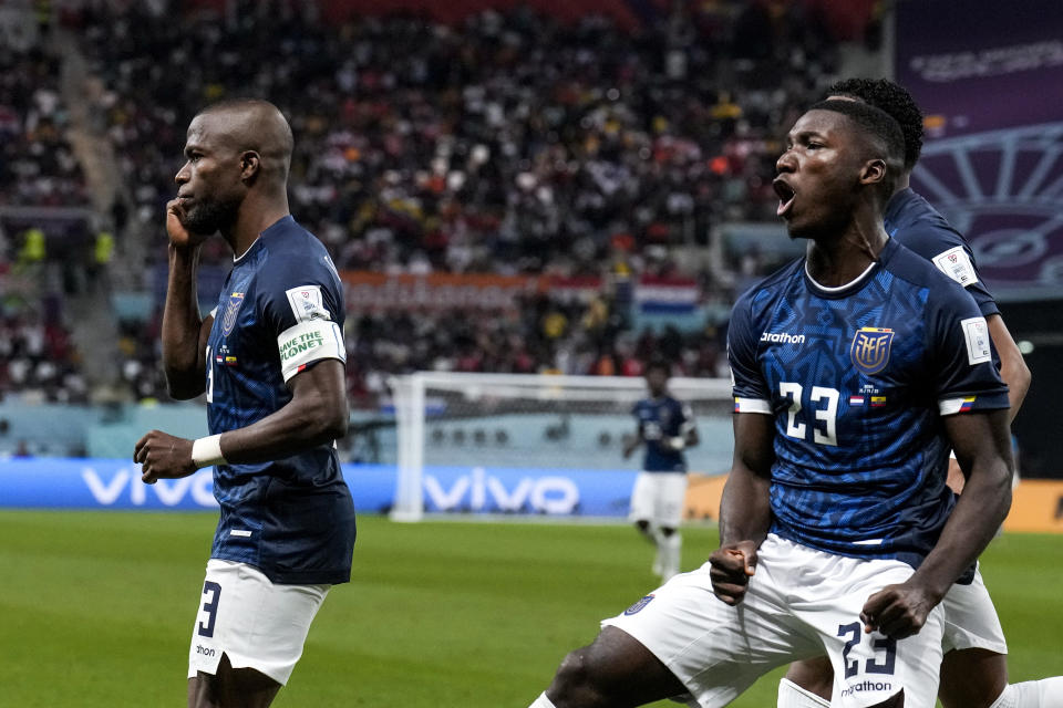 El ecuatoriano Enner Valencia celebra con sus compañeros después de anotar el gol del empate frente a Holanda en el choque por el Grupo A de la Copa Mundial, en el Estadio Internacional Jalifa en Doha, Qatar, el viernes 25 de noviembre de 2022. (AP Foto/Natacha Pisarenko)