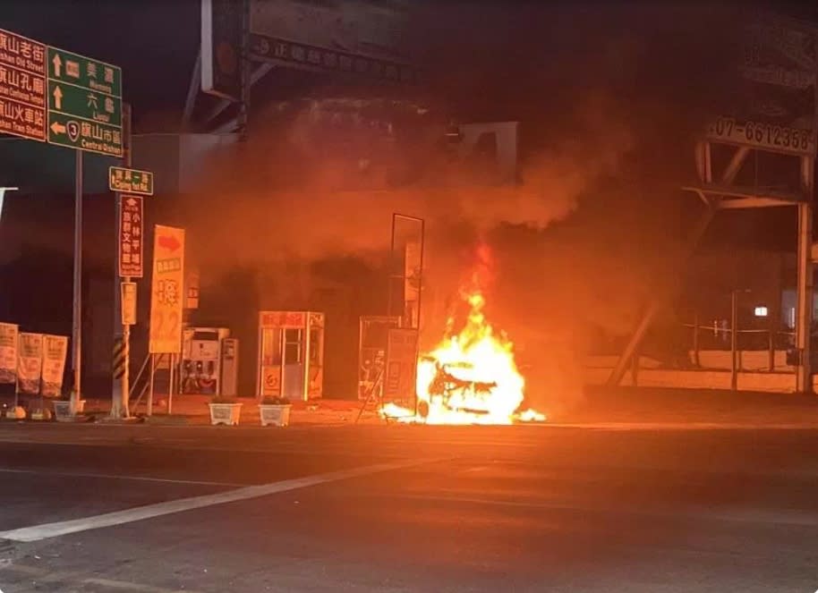 高市旗山區24日凌晨發生自撞死亡車禍，陳姓男子駕駛自小客車自國道10號下交流道後，直接撞擊加油站安全島，導致車輛起火，陳男逃生不及身亡。（民眾提供）