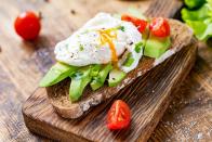 Streichfette wie Margarine oder Butter können durch Avocados ersetzt werden. Einige Stücke auf einem getoasteten Vollkornbrot platzieren, Pfeffer, etwas Olivenöl und geröstete Sonnenblumen- oder Pinienkerne darüber streuen und mit gekochtem Bio-Ei belegen. So nehmen Sie mit einem Gericht zahlreiche Vitamine (A, E, B1, Folsäure) und Mineralstoffe (Magnesium, Selen, Phosphor, Calcium) auf. Das sorgt für schöne Haut, starke Knochen und viel positive Pflanzenkraft. (Bild: iStock / Vladislav Nosick)