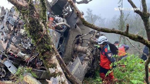 黑鷹墜機救難隊挺入深山救援。（圖／三立新聞網）