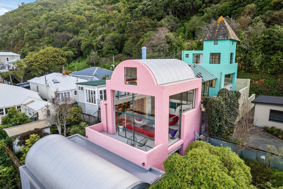 The house includes a glass-roofed dining room with city and harbour views and a turret. Photo: Diakirt