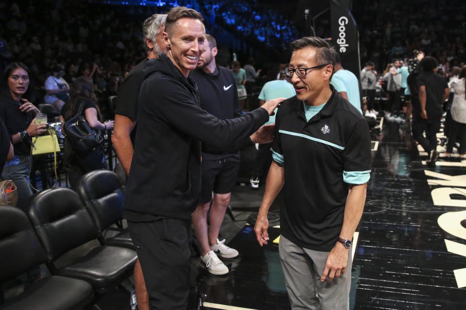 NBA布魯克林籃網老闆蔡崇信（圖右）與球隊前任教練Steve Nash。（Wendell Cruz-USA TODAY Sports）