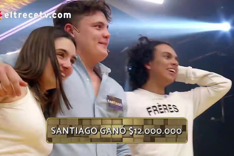 Santiago celebrando los 12 millones de pesos junto a sus amigos