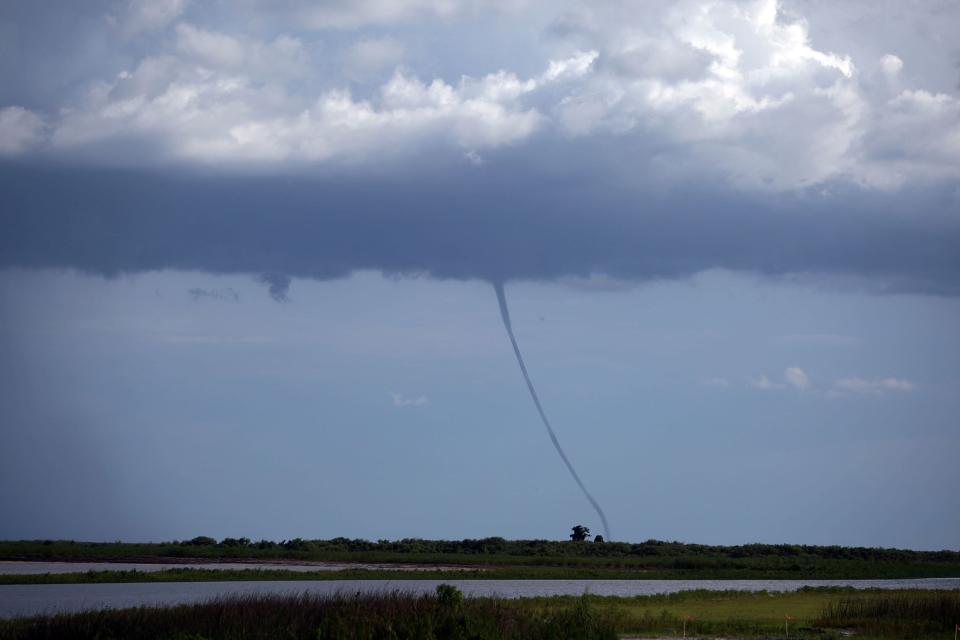 A waterspout touches down over Lake Okeechobee July 9, 2007 in Okeechobee, Florida.(Photo by Joe Raedle/Getty Images)