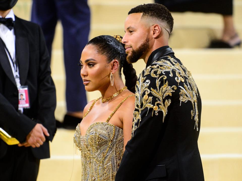 Ayesha and Stephen Curry pose at the 2021 Met Gala.