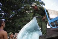 SSoldados cubanos ayudan en las labores de evacuación a la población, mientras se preparan para el paso de la tormenta tropical Isaac por las provincias orientales de la isla de Cuba (AP Photo/Ramon Espinosa).