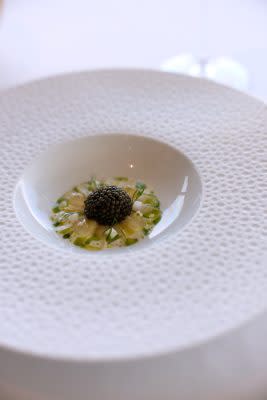 White asparagus with kristal caviar