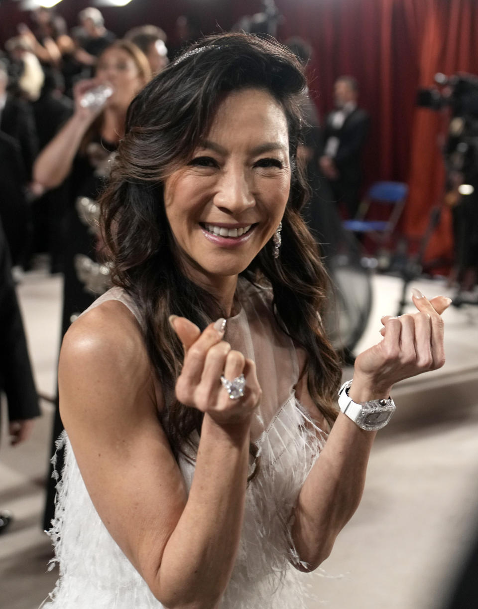 Michelle Yeoh llega a los Oscar el domingo 12 de marzo de 2023 en el Teatro Dolby en Los Angeles. (Foto AP/John Locher)