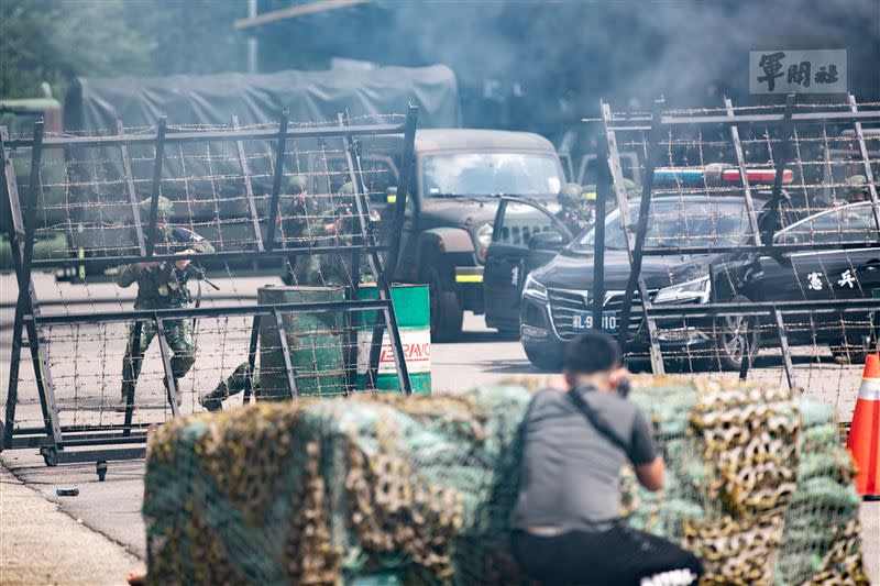 憲兵在中層攔截意圖突入敵軍。（圖／軍聞社提供）