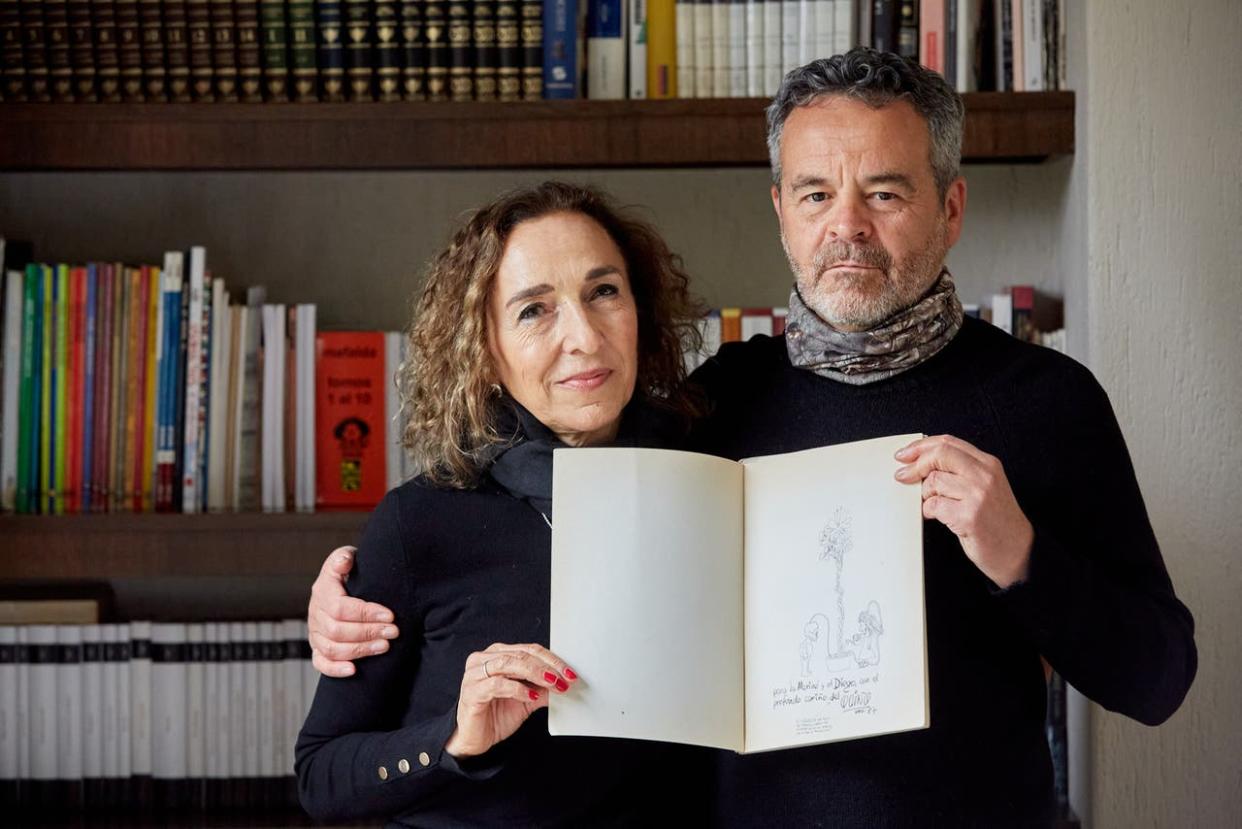 El abogado Diego Lavado y su esposa María Inés Vargas muestran algunas obras de Quino. Diego es sobrino del dibujante, vive un barrio de Luján de Cuyo y acompañó al dibujante en sus últimos años