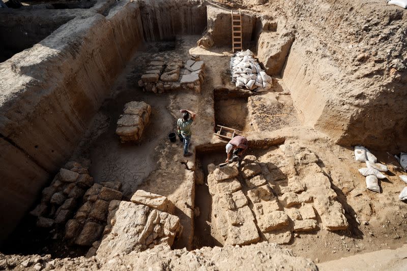 Trabajadores excavan el sitio que se cree que es de la época del Sanedrín, a finales del siglo I y II d.C. según la Autoridad de Antigüedades de Israel, en Yavne, Israel, el 29 de noviembre de 2021.