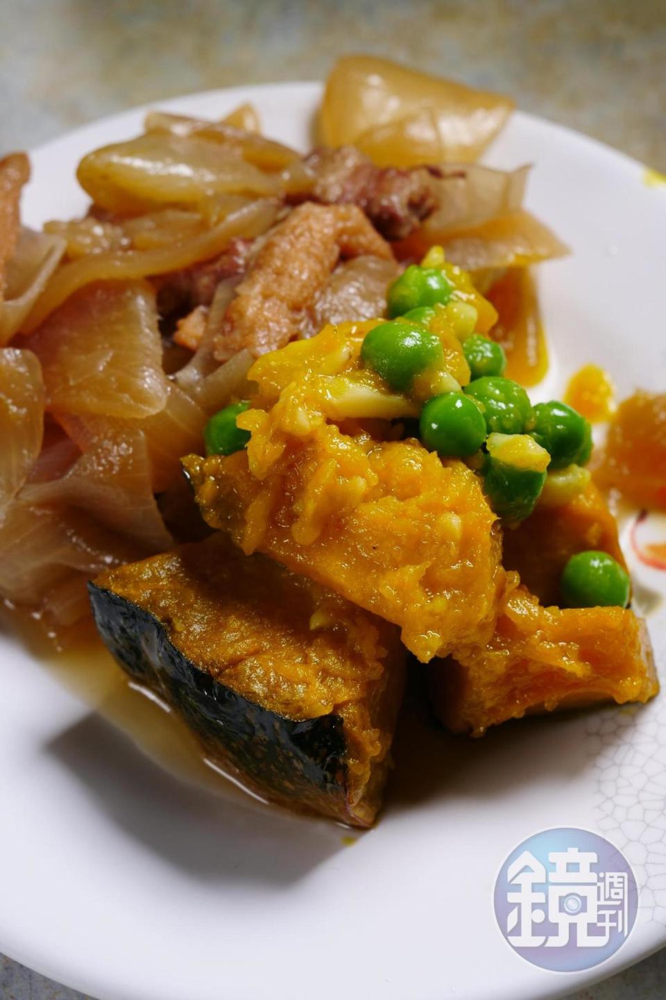 南瓜煮得鬆軟好吃，洋蔥炒肉則是日式馬鈴薯燉肉的風味。