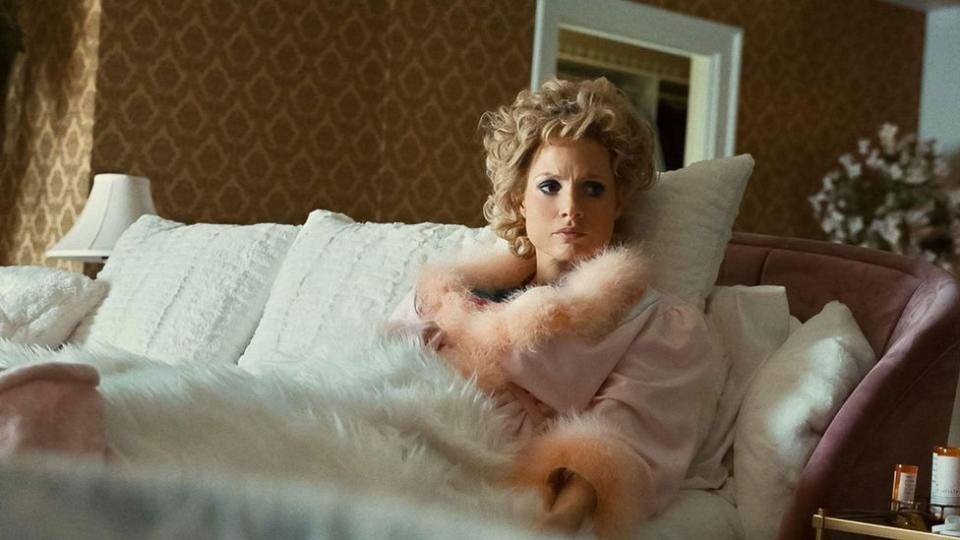 Jessica Chastain 飾演 Tammy Faye 由學生時期演到中年，也為她帶來金像影后的提名 (圖片來源: Disney+《神聖電視台》電影劇照)