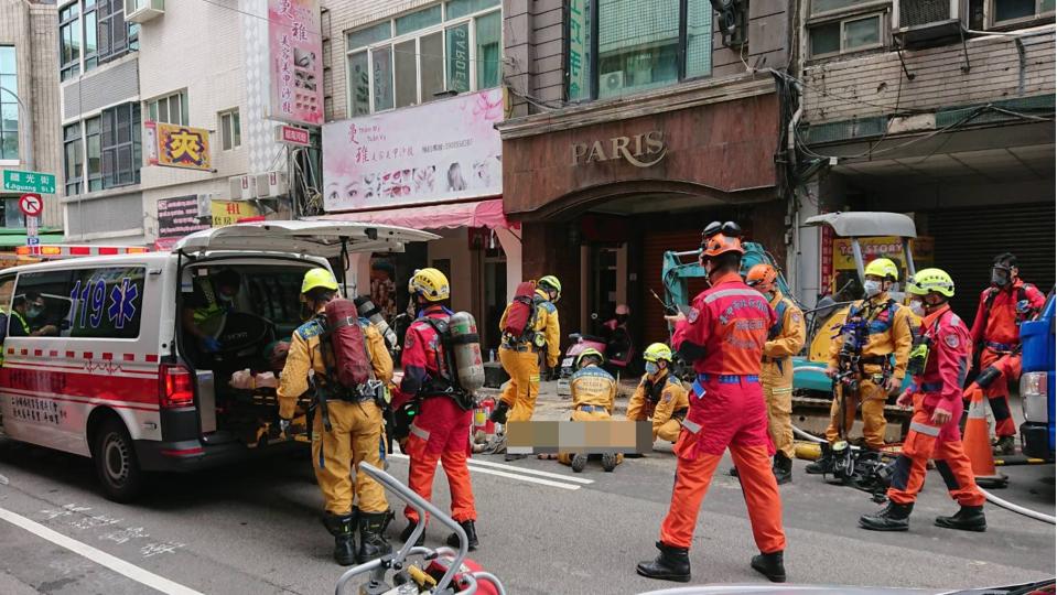 消防人員趕緊為昏倒的工人CPR。（圖／東森新聞）