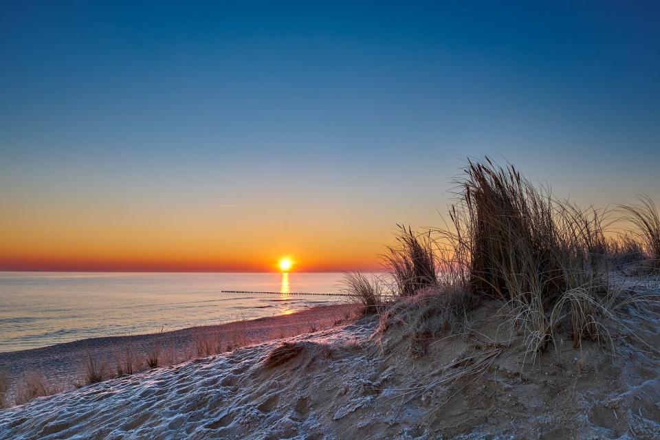 Beliebte Orte auf Usedom sind zum Beispiel Heringsdorf, das Ostseebad Zinnowitz und die Gemeinde Peenemünde. - Copyright: ebenart / Getty Images