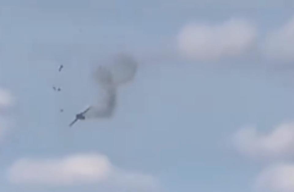 米格-23 戰機飛行途中冒出黑煙。   圖：翻攝自海客新聞