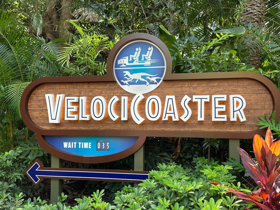 sign for the velocicoater with its wait time at universal orlando