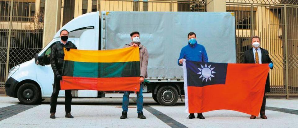 疫情期間，台灣曾經援助立陶宛10萬片醫療級口罩。（翻攝Mantas Adomenas推特）