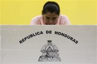 A woman casts her vote at a polling station in Tegucigalpa November 24, 2013. REUTERS/Jorge Cabrera