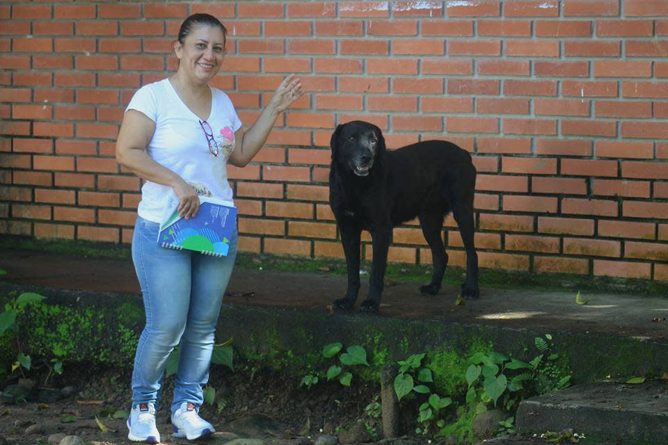 ‘Negro’ logró asegurarse un suministro interminable de golosinas, pagándolas con hojas. Foto: Facebook