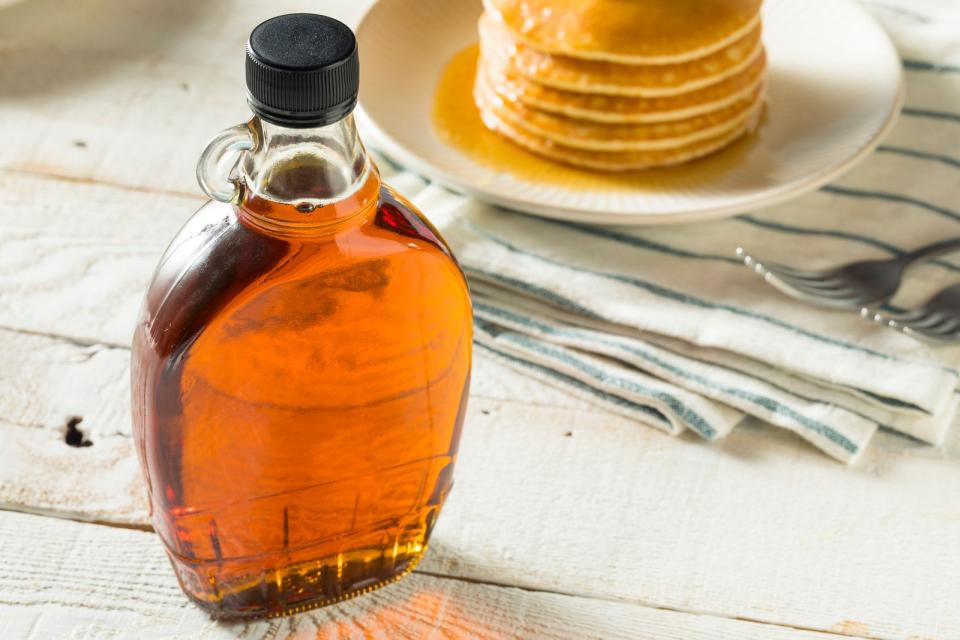 Als Ersatz für Zucker eignet sich auch der meist aus Kanada stammende Ahornsirup. Die aus den abgezapften Säften der Ahornbäume hergestellte Flüssigkeit hat weniger Kalorien als Honig, ist aber ebenso reich an Mineralstoffen und wirkt entzündungshemmend. Ähnlich wie normaler Zucker besteht Ahornsirup zur Hälfte aus Fruchtzucker, zur anderen Hälfte aus Traubenzucker. (Bild: iStock / bhofack2)