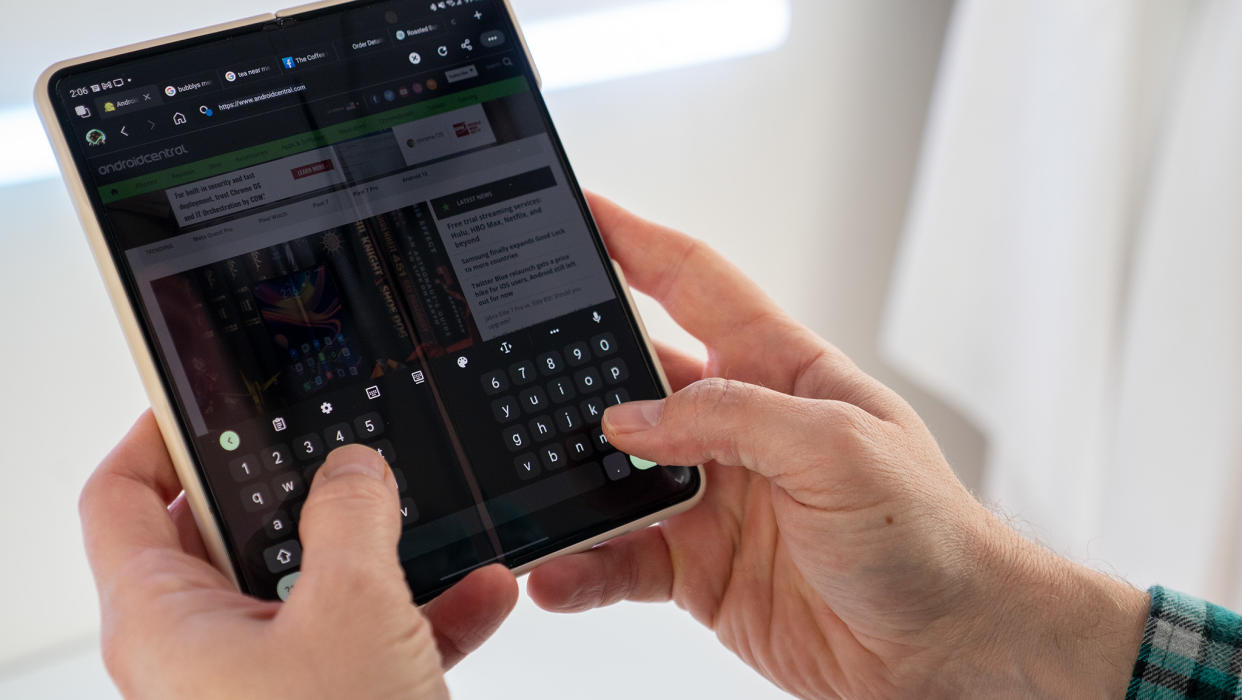  Using Gboard in split keyboard format on a Samsung Galaxy Z Fold 4. 