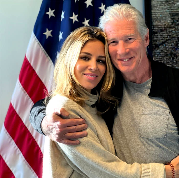 Alejandra y Richard Gere abrazados