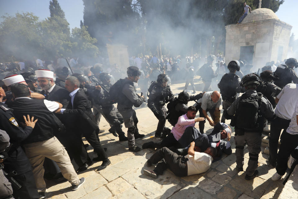 Israeli police clashes with Palestinian worshippers at al-Aqsa mosque compound in Jerusalem, Sunday, Aug 11, 2019. Clashes have erupted between Muslim worshippers and Israeli police at a major Jerusalem holy site during prayers marking the Islamic holiday of Eid al-Adha. (AP Photo/Mahmoud Illean)