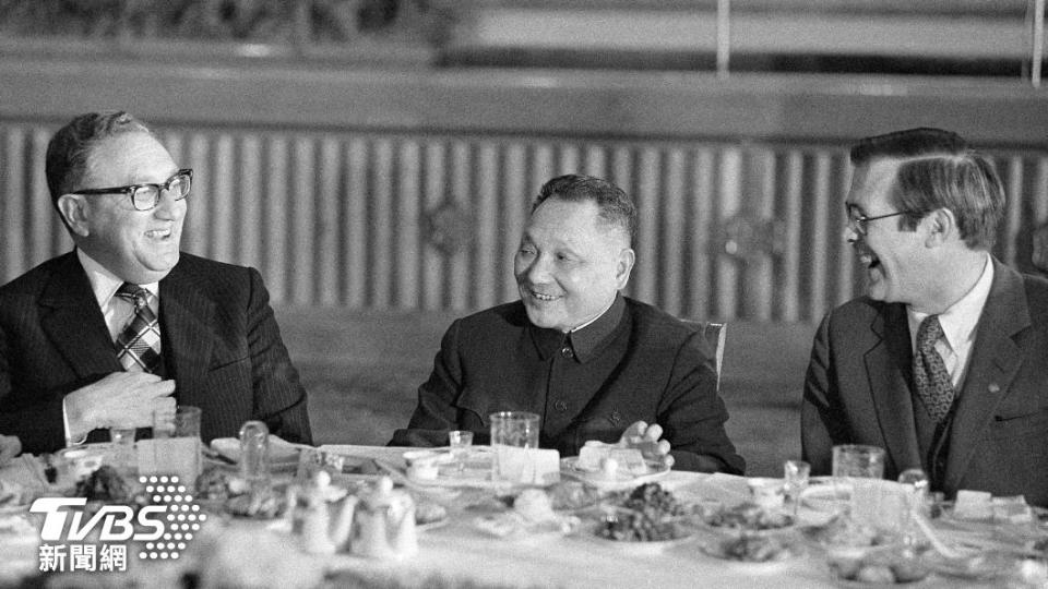 季辛吉（左）1974年訪問北京，獲得鄧小平（中央）親自接待。（圖/達志影像美聯社）