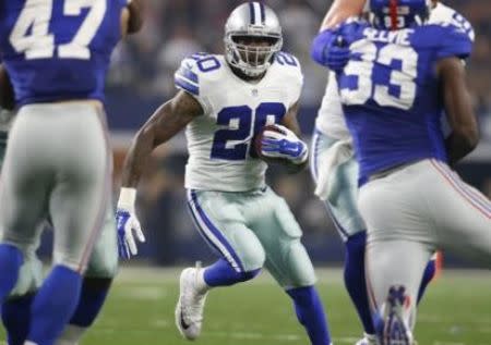 Sep 13, 2015; Arlington, TX, USA; Dallas Cowboys running back Darren McFadden (20) carries the ball against the New York Giants at AT&T Stadium. Mandatory Credit: Tim Heitman-USA TODAY Sports