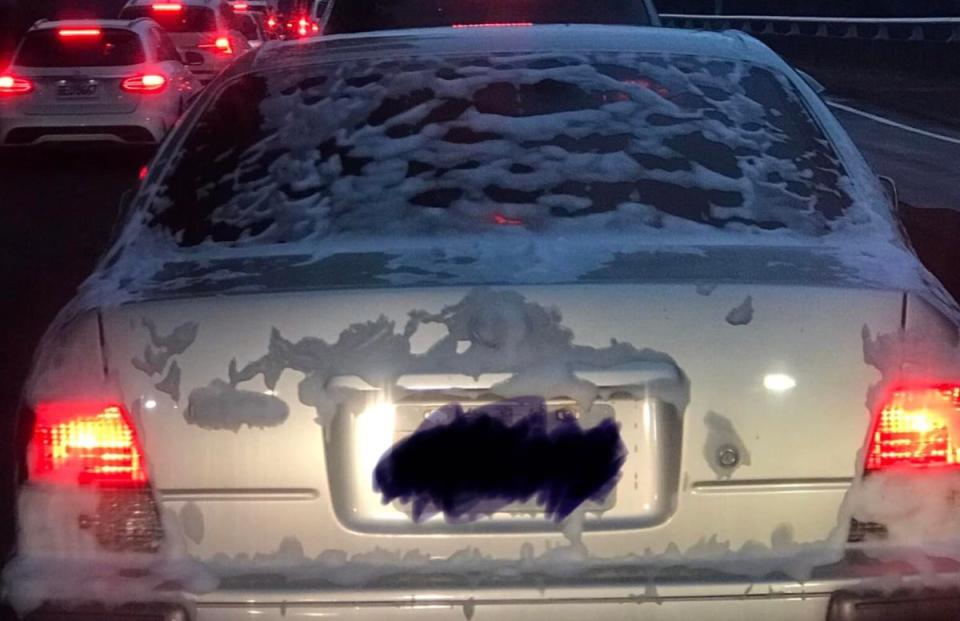 ▲網友在路上發現車只洗一半的「泡泡車」。（圖／取自爆廢公社）
