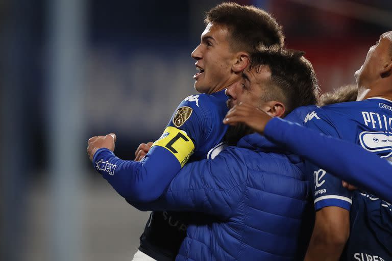 Máximo Perrone festeja su gol ante Nacional de Montevideo por la Copa Libertadores 2022